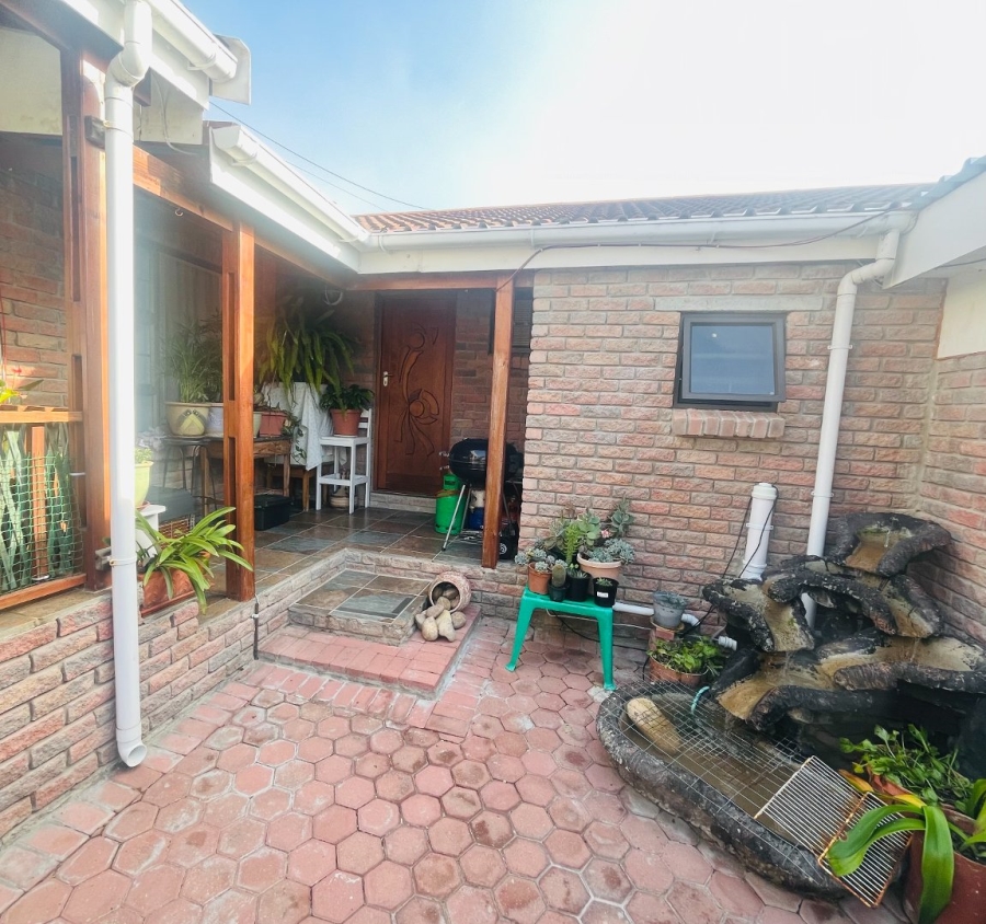 5 Bedroom Property for Sale in Fraaiuitsig Western Cape